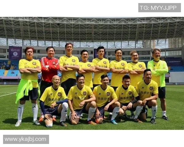 足球明星齐聚综艺节目拍照留念展现多才多艺的另一面